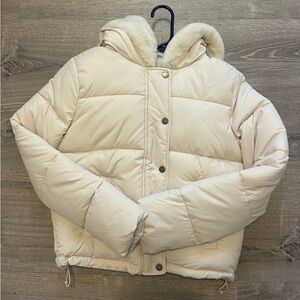Hollister Women's Off-White Puffer Jacket